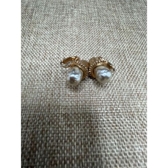 Vintage Gold Tone Clip-On Baroque Pearl Earrings calla lily flower - Picture 5 of 6
